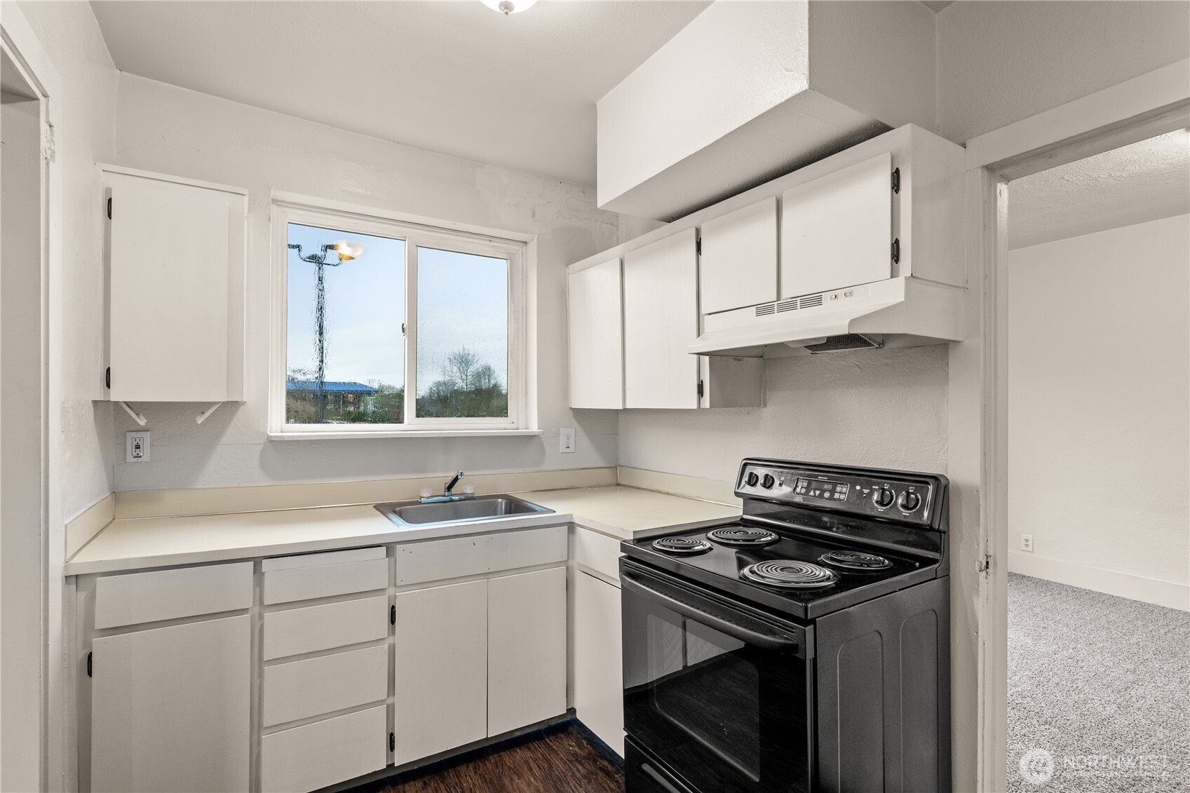 215 E 1st Street Property Photo 9