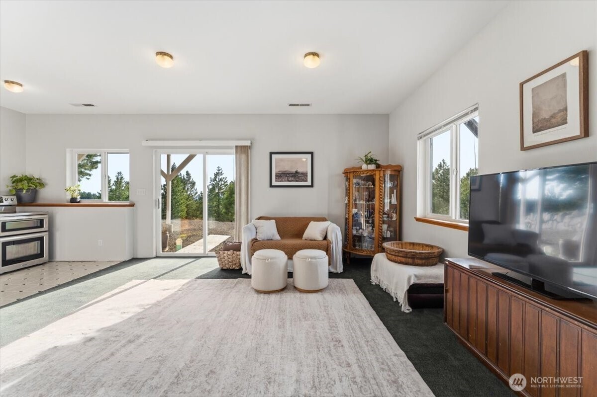 300 Sunset Way Property Photo 22