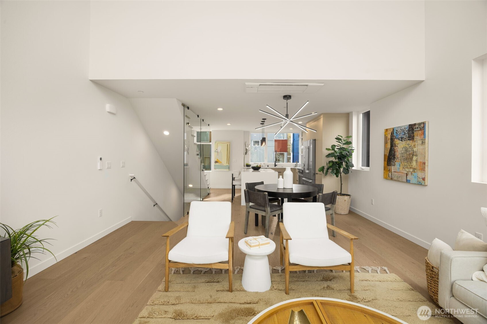 1319 E Denny Way Property Photo 8