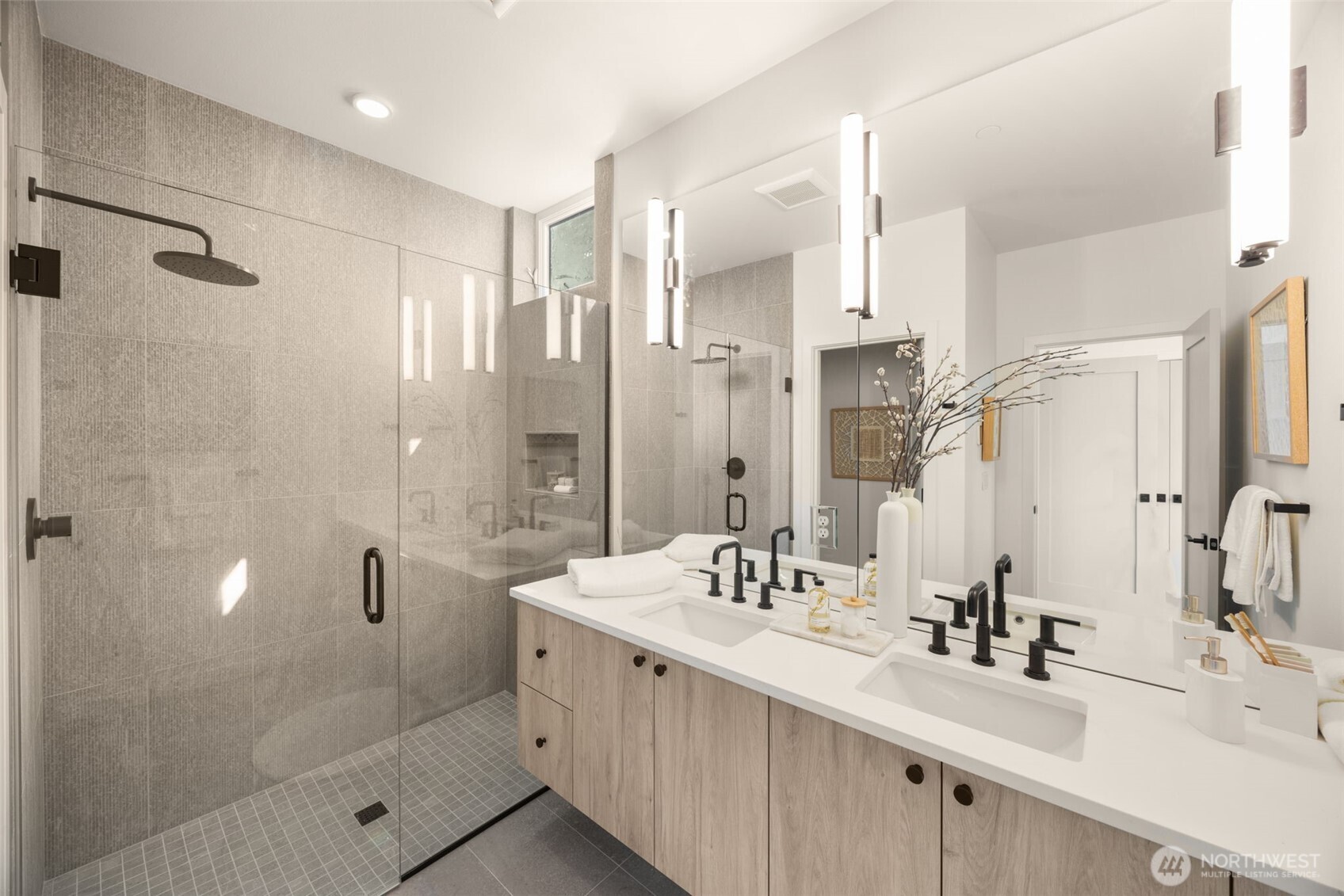 1319 E Denny Way Property Photo 18
