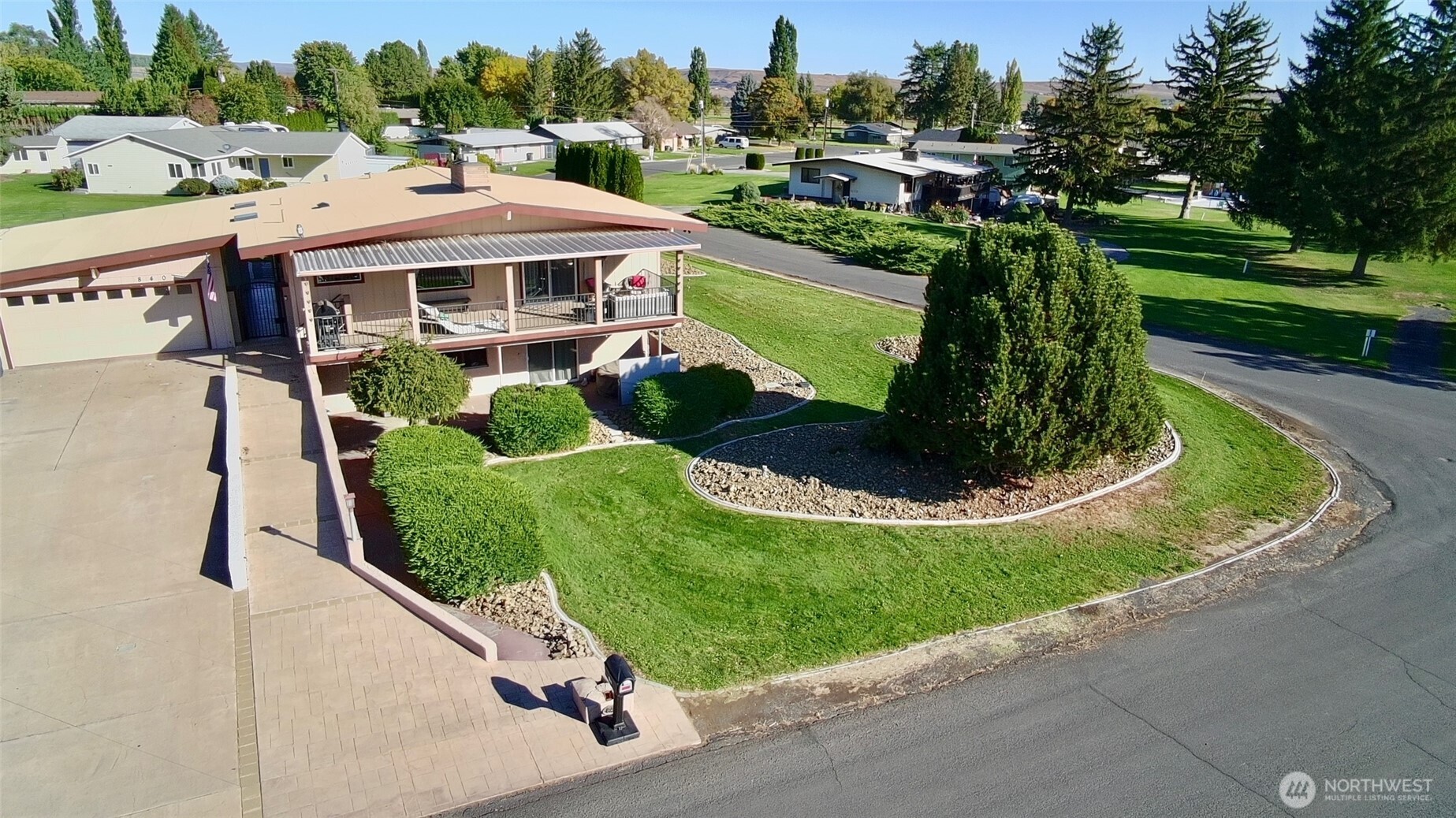 840 Braeburn Place Property Photo 6