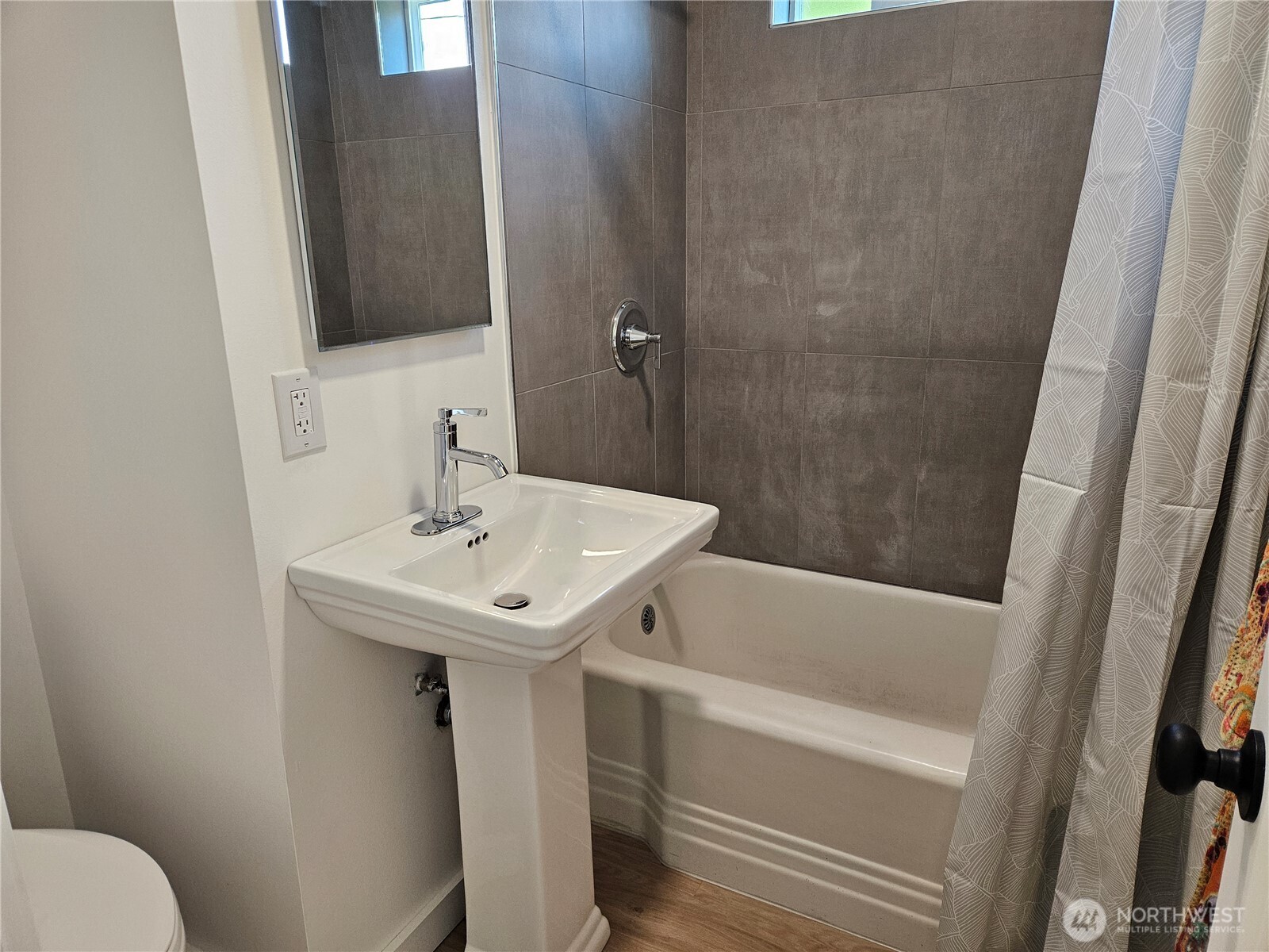 108 W 3rd Street Property Photo 24
