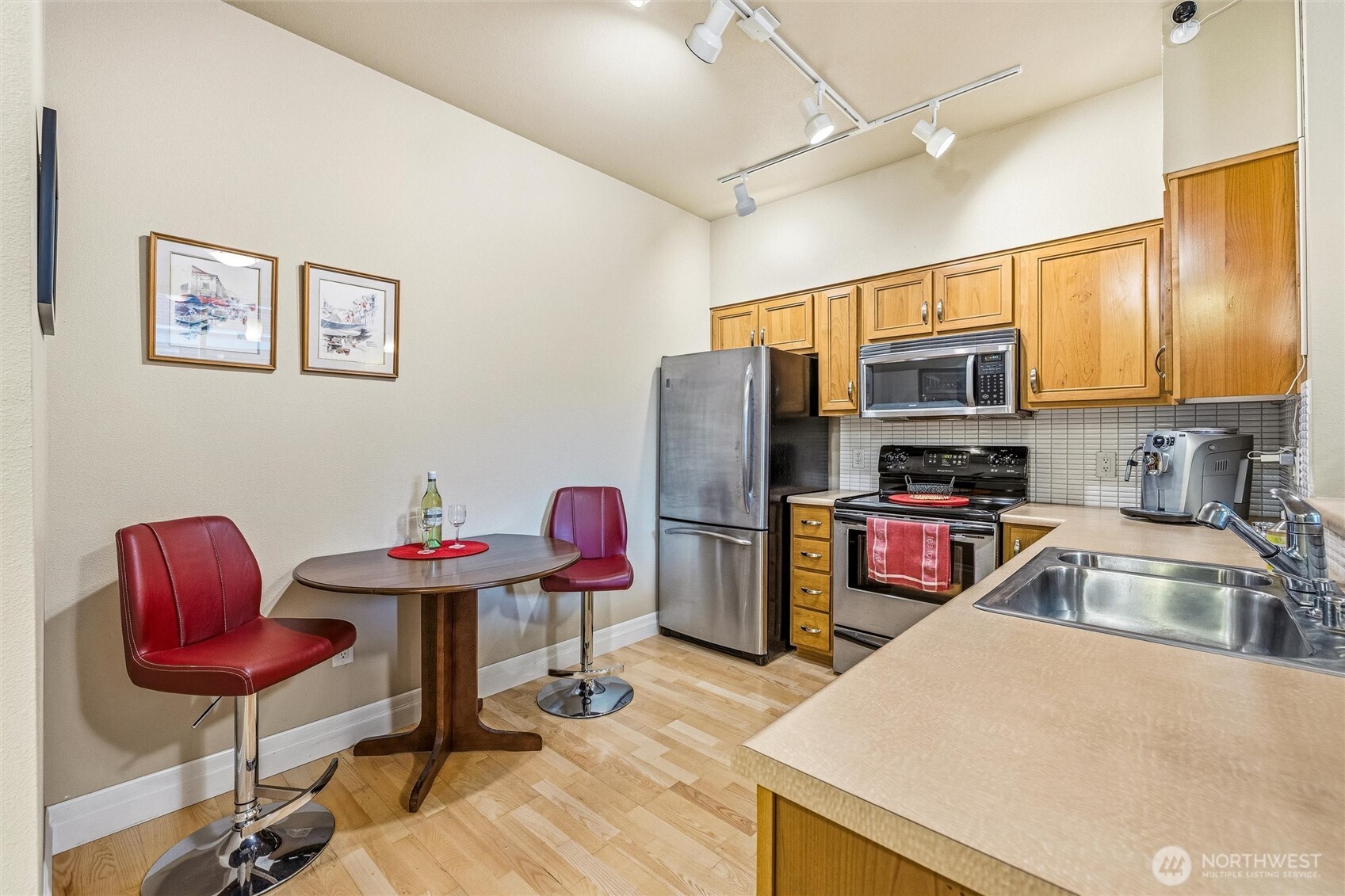 910 Harris Avenue 208 Property Photo 4