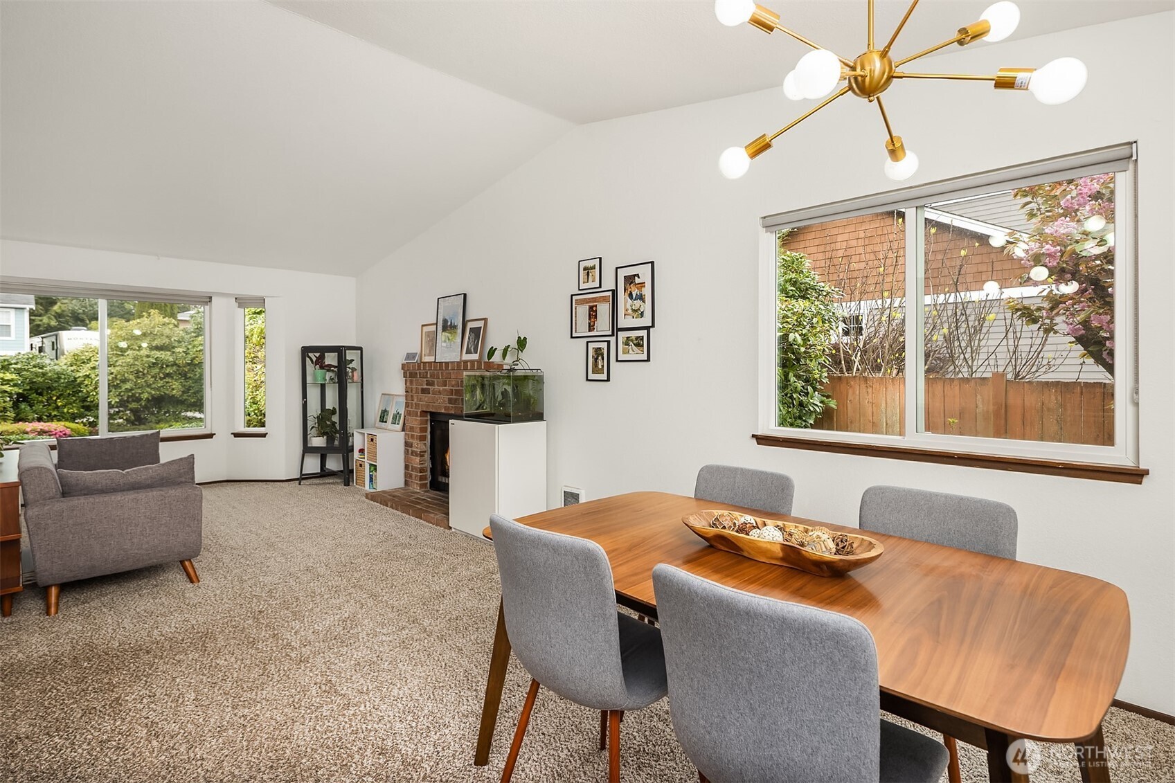 16232 2nd Place Property Photo 4