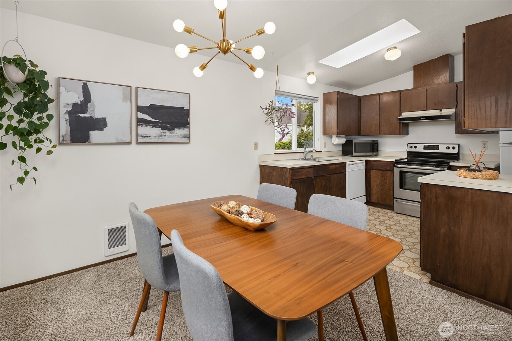 16232 2nd Place Property Photo 6