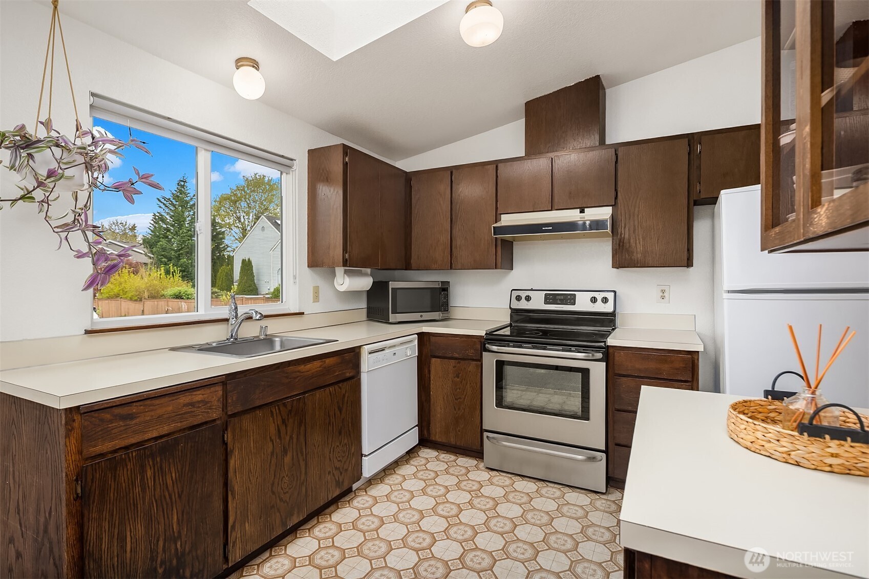 16232 2nd Place Property Photo 8