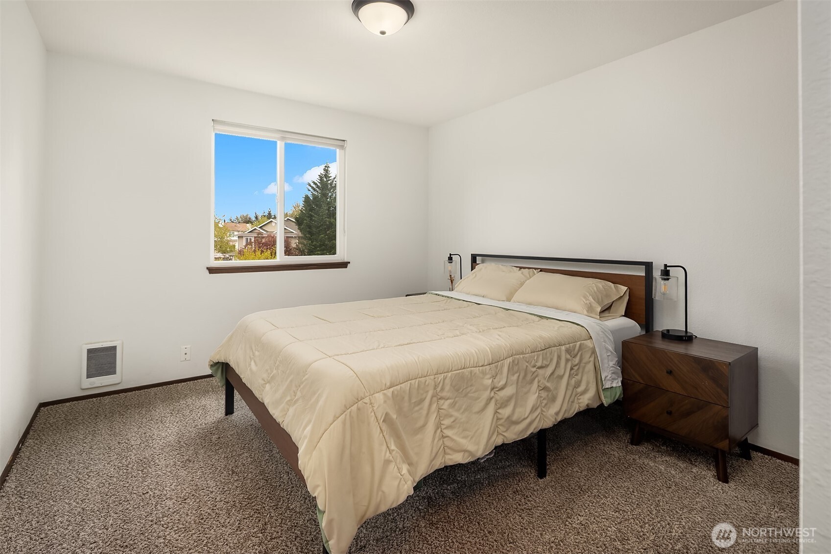 16232 2nd Place Property Photo 16