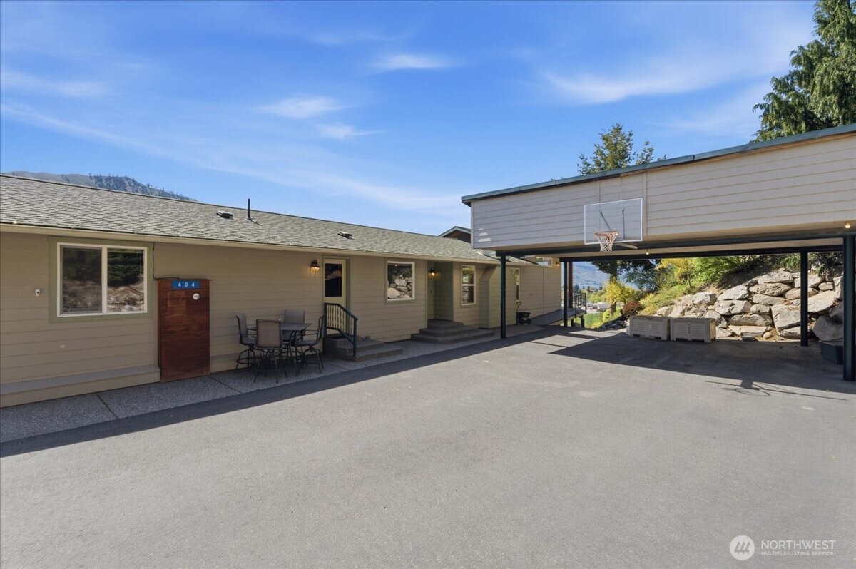 404 S Clifford Street Property Photo 8