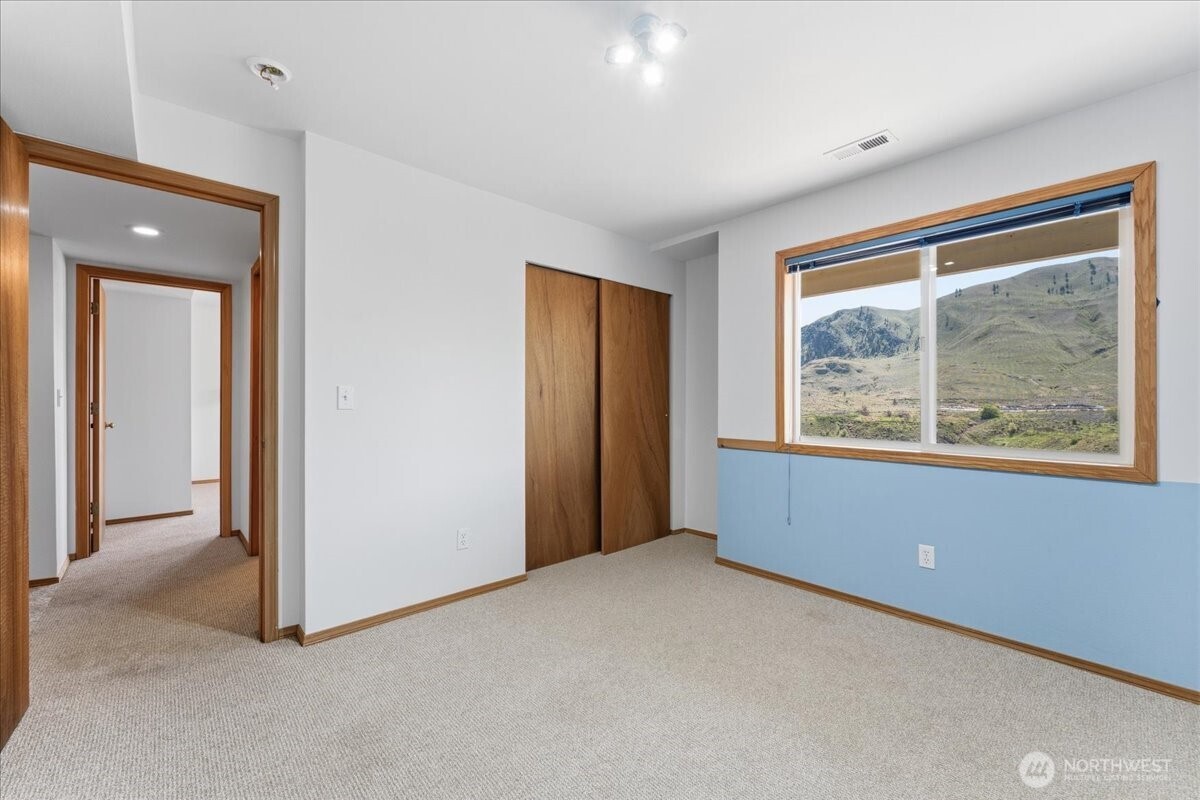 404 S Clifford Street Property Photo 29