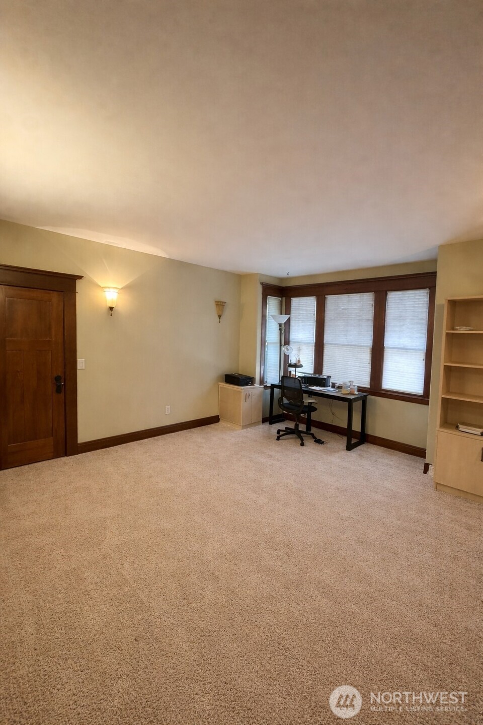 812 E Gwinn Place Property Photo 15