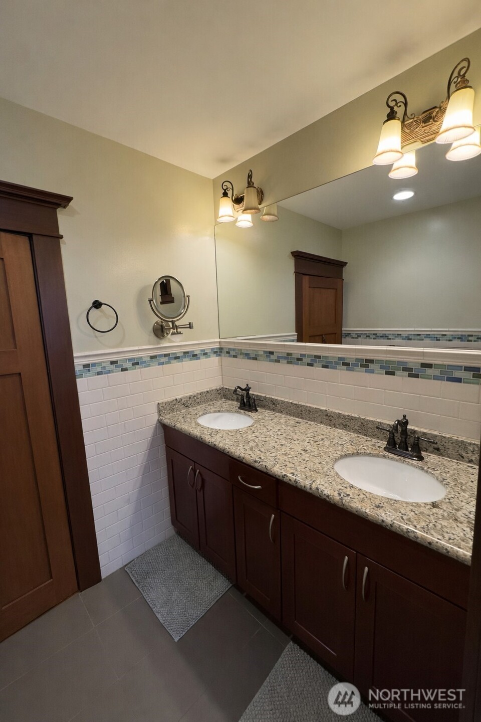 812 E Gwinn Place Property Photo 17