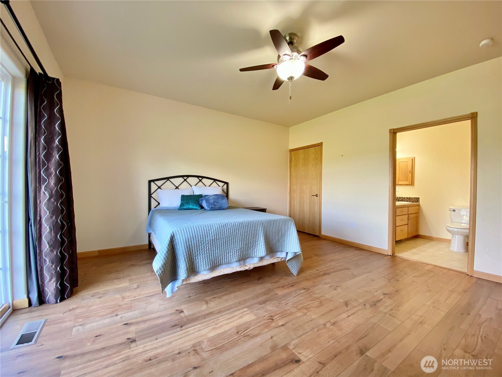 8021 Vialago Parkway Property Photo 10