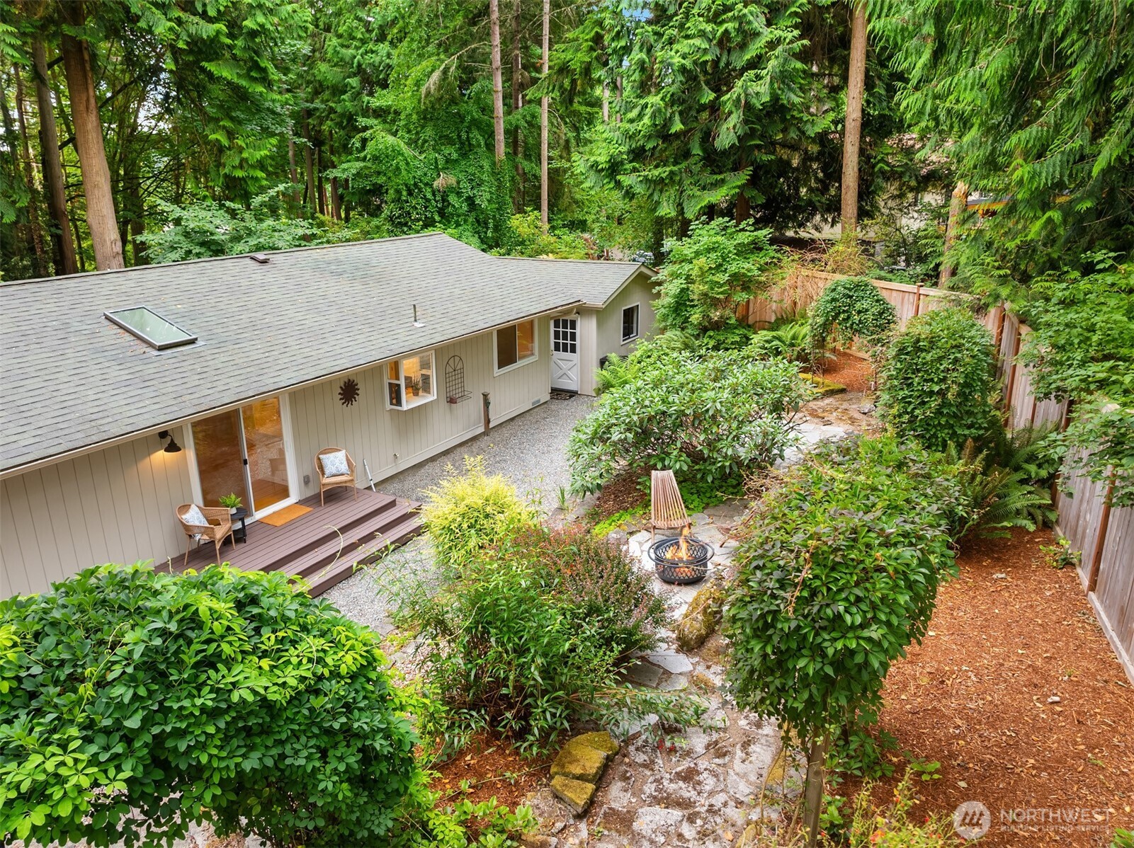 9820 Ne Beach Crest Drive Property Photo 3