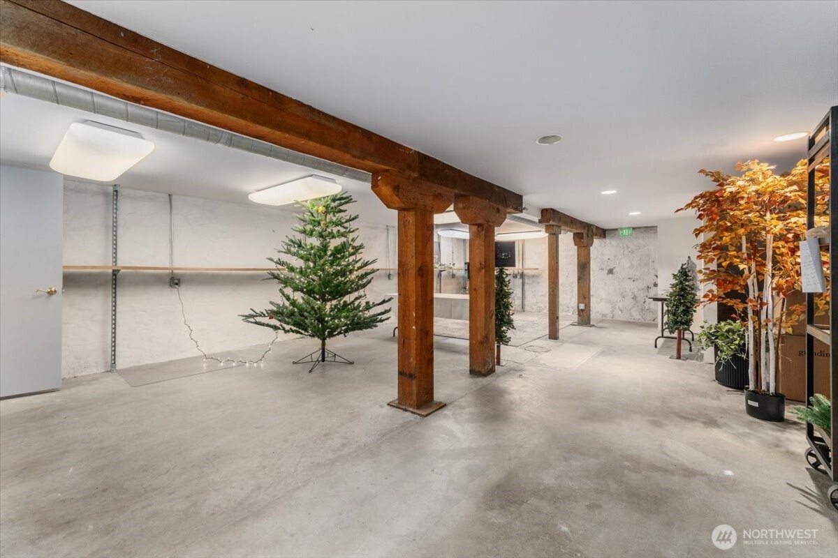 131 E Woodin Avenue Property Photo 36