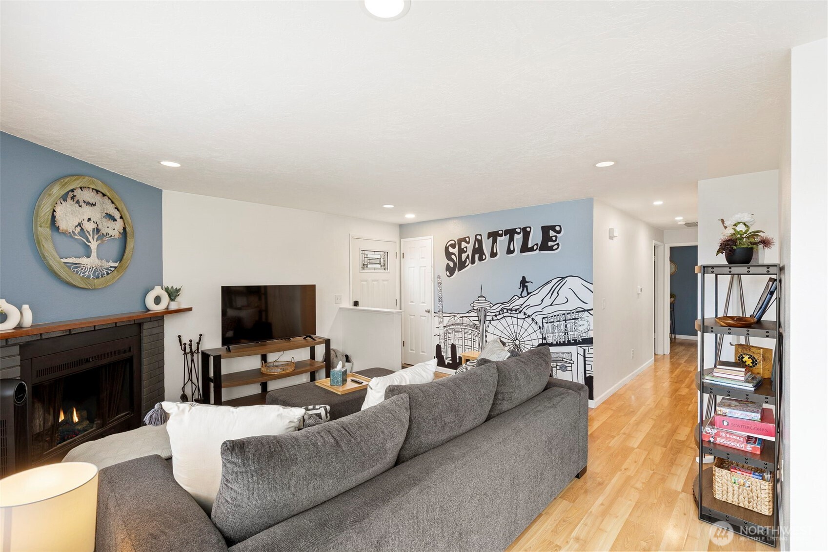 2505 2507 N Wycoff Avenue Property Photo 8