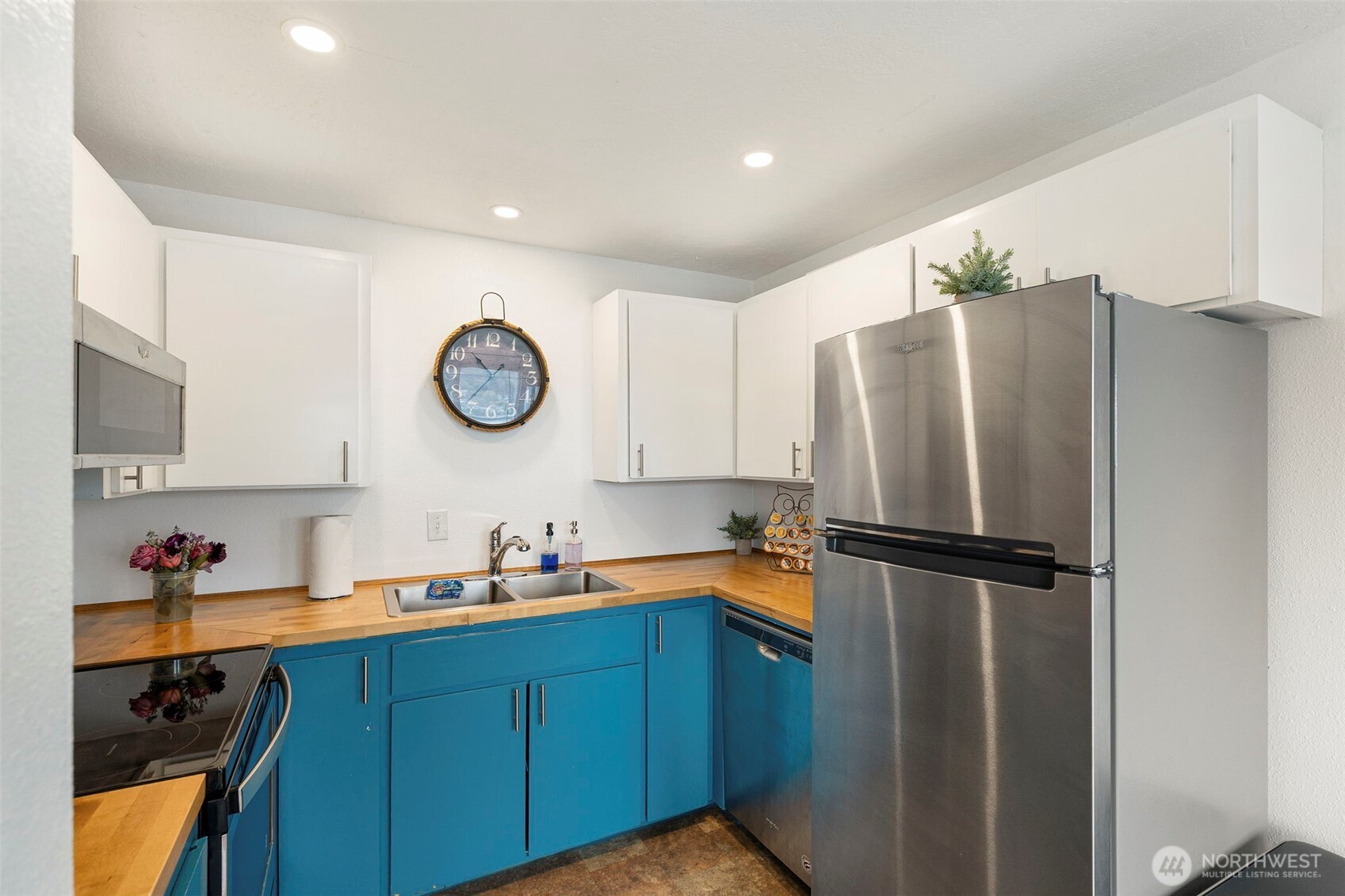 2505 2507 N Wycoff Avenue Property Photo 13