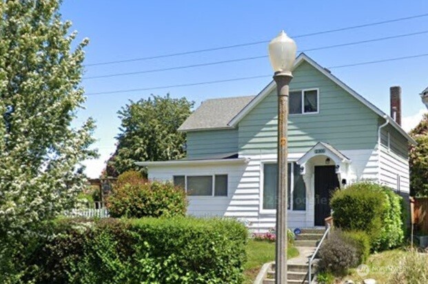 2301 S Ainsworth Avenue Property Photo 1