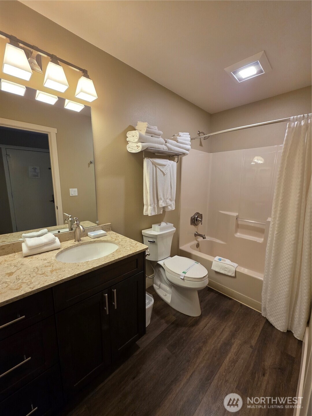 1 Lakeside 714-i Property Photo 13