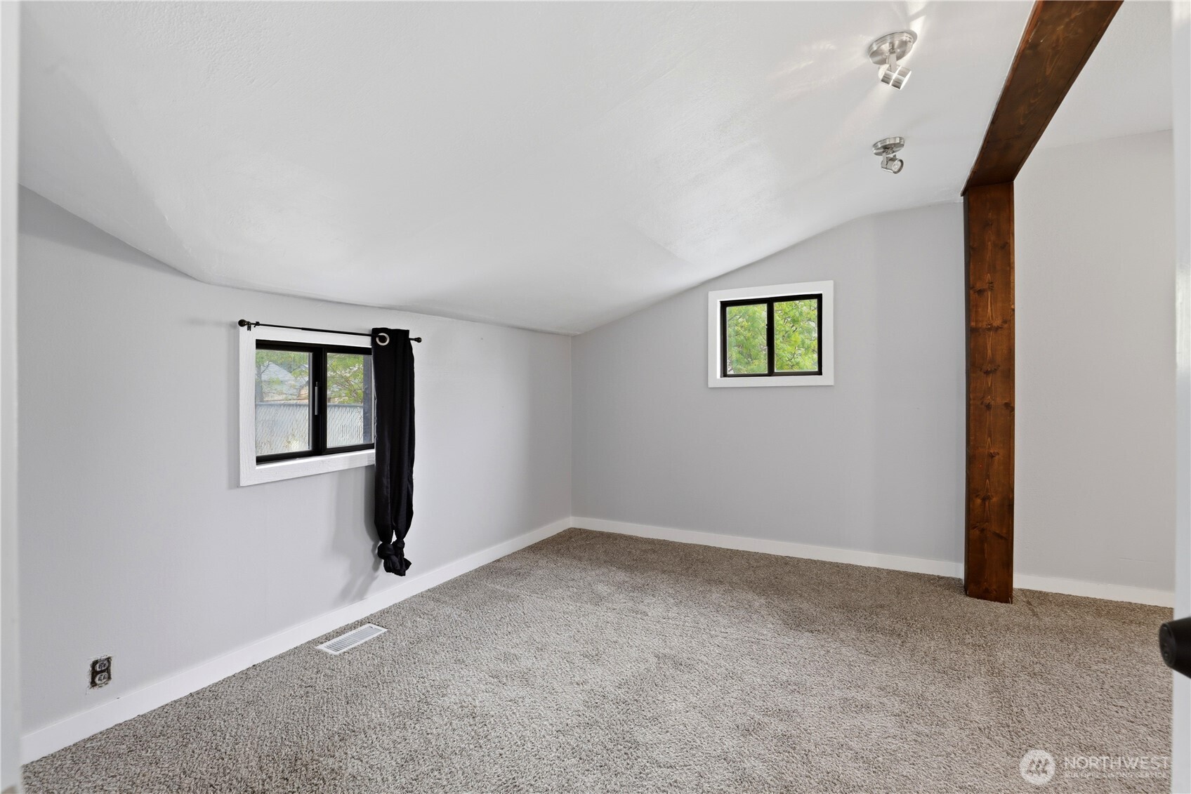 4807 N Howard Street Property Photo 15