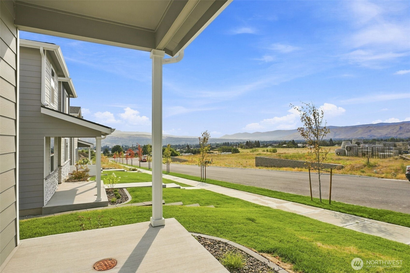 2118 Plumridge Court Property Photo 4