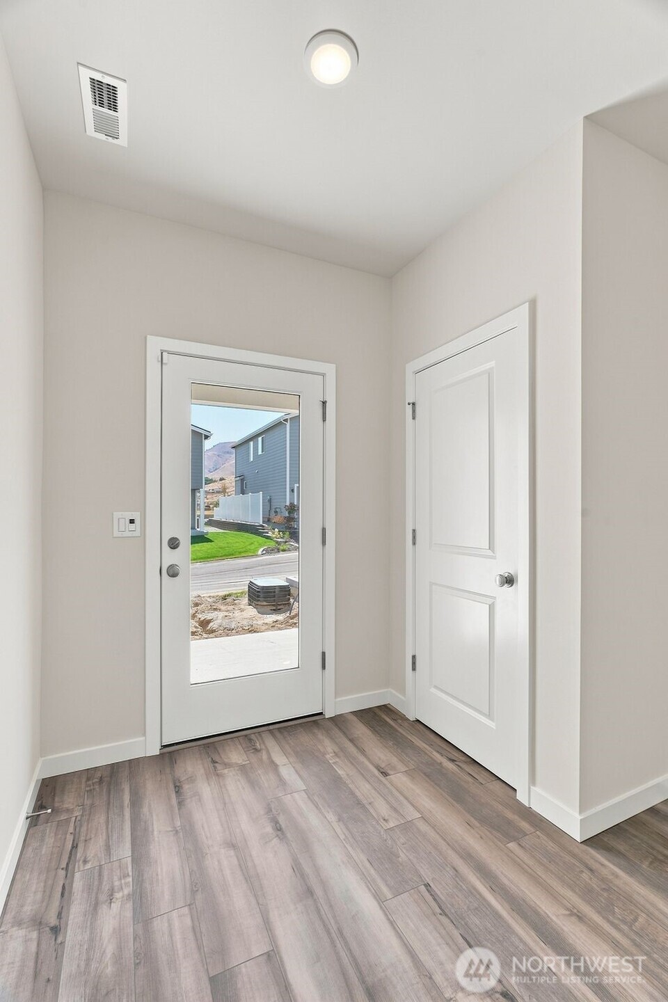 2125 Maple Street Property Photo 4