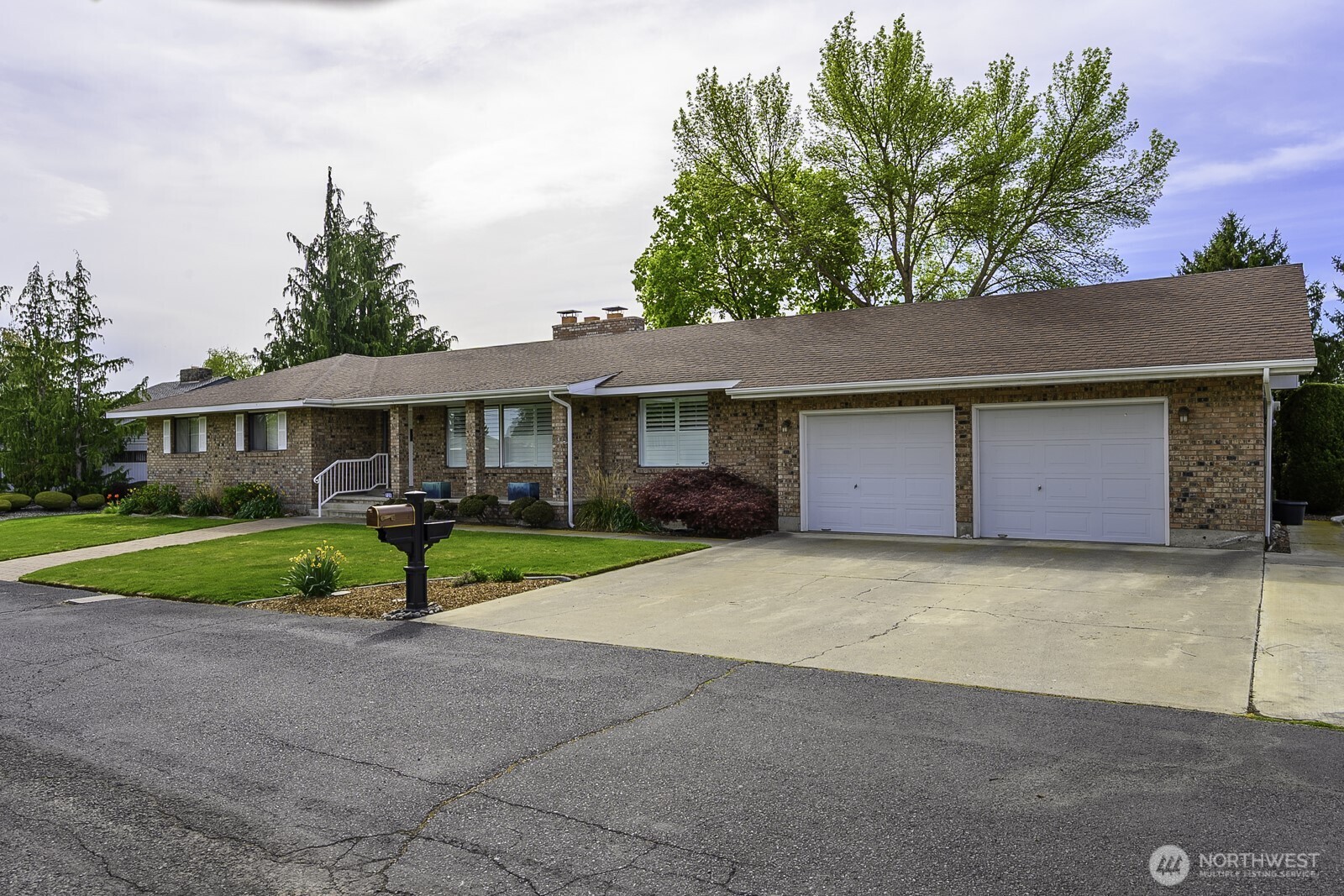 725 Canterbury Road Property Photo 2