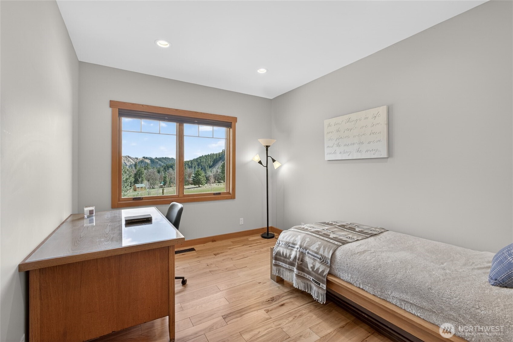 215 Lois Lane Property Photo 17