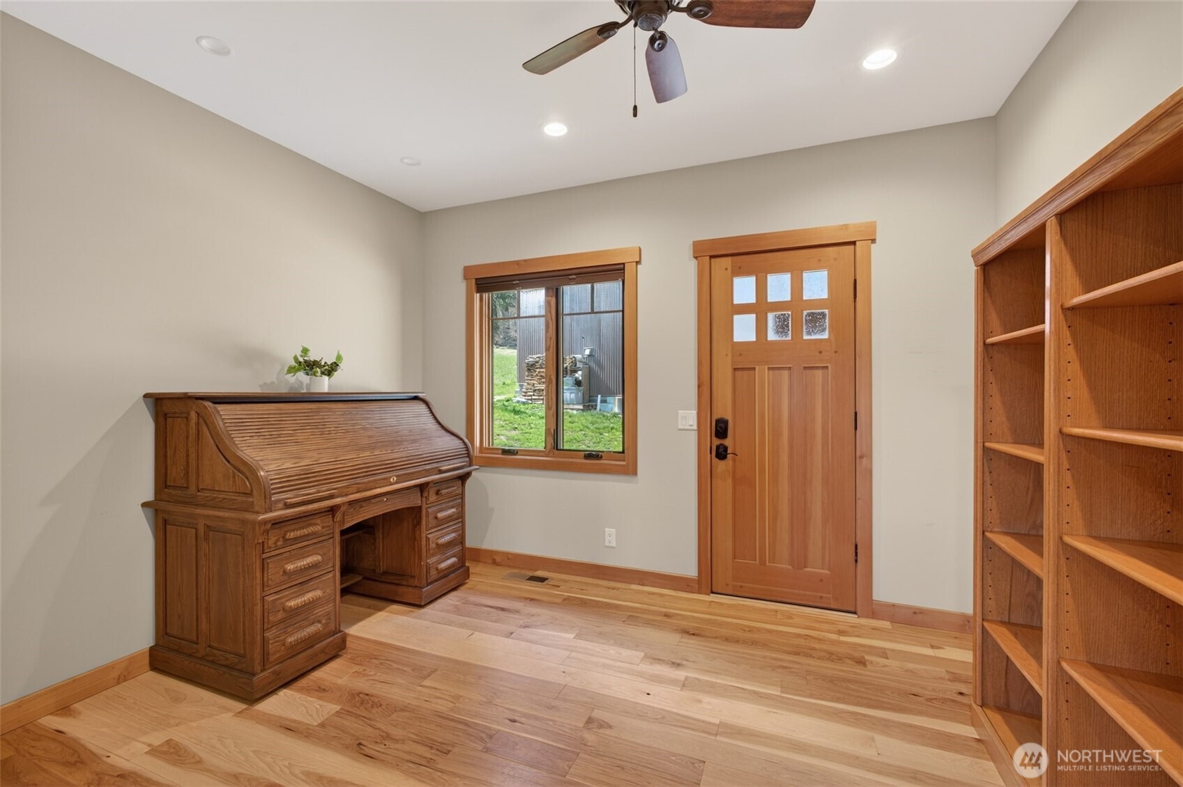 215 Lois Lane Property Photo 24