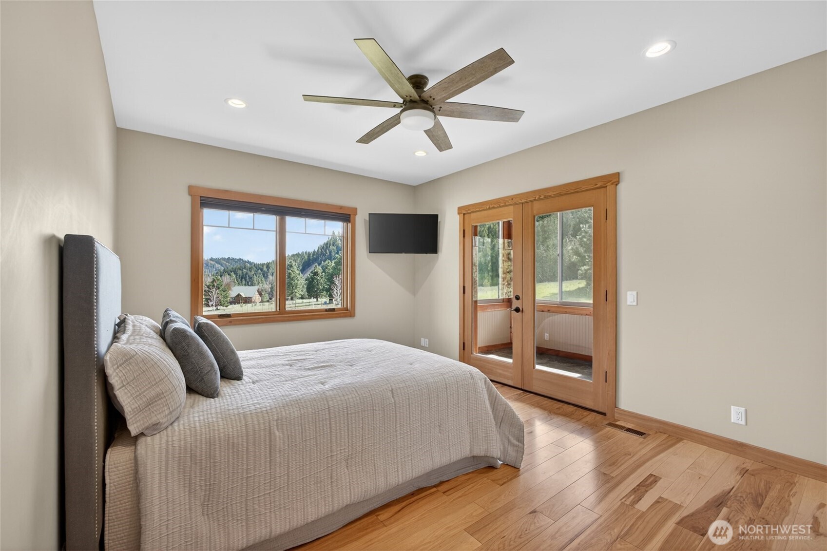215 Lois Lane Property Photo 25