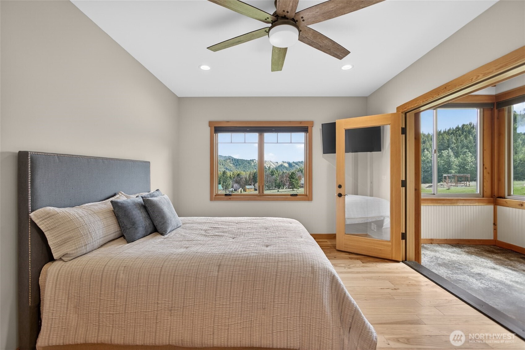 215 Lois Lane Property Photo 26