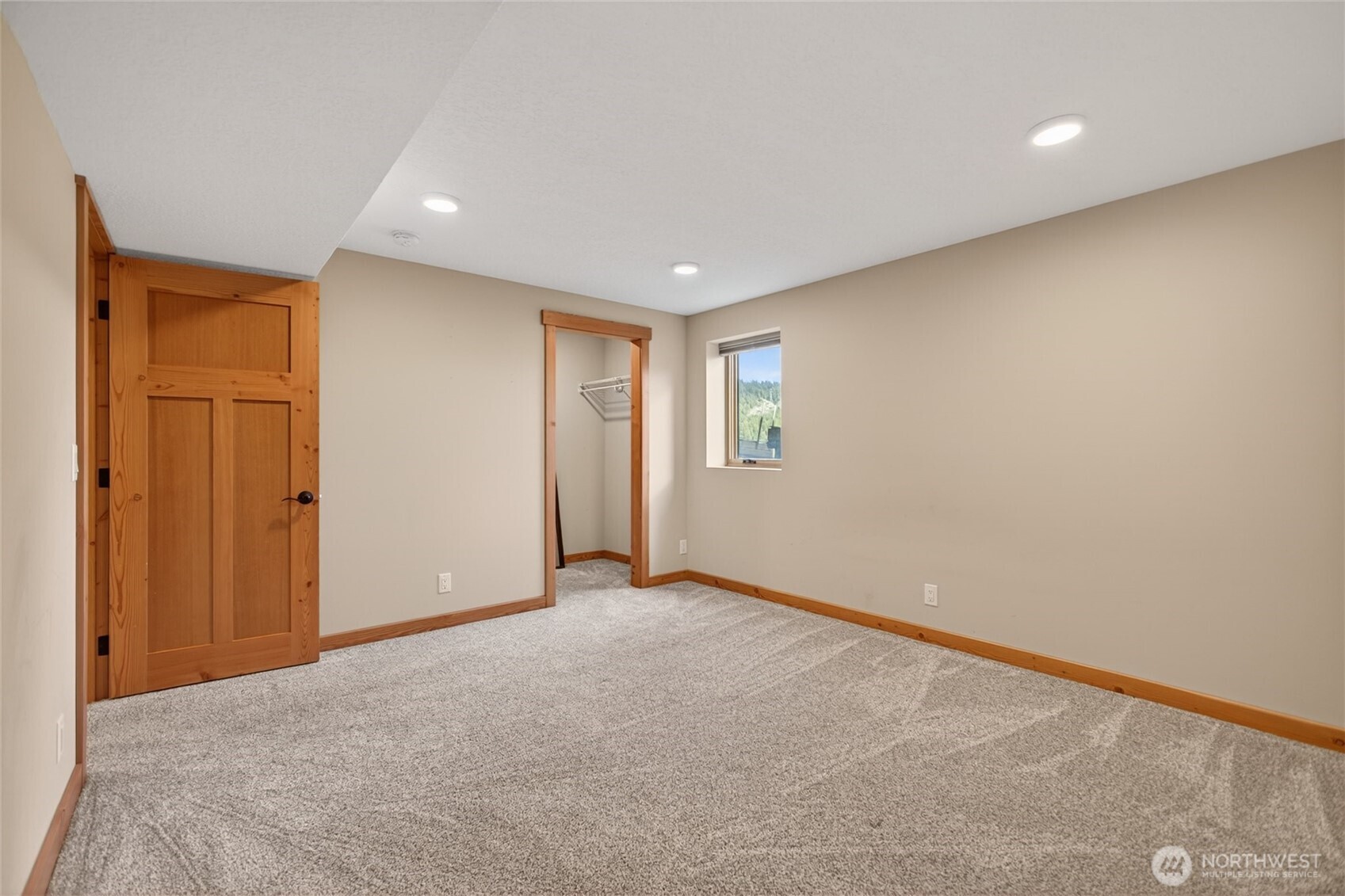 215 Lois Lane Property Photo 31