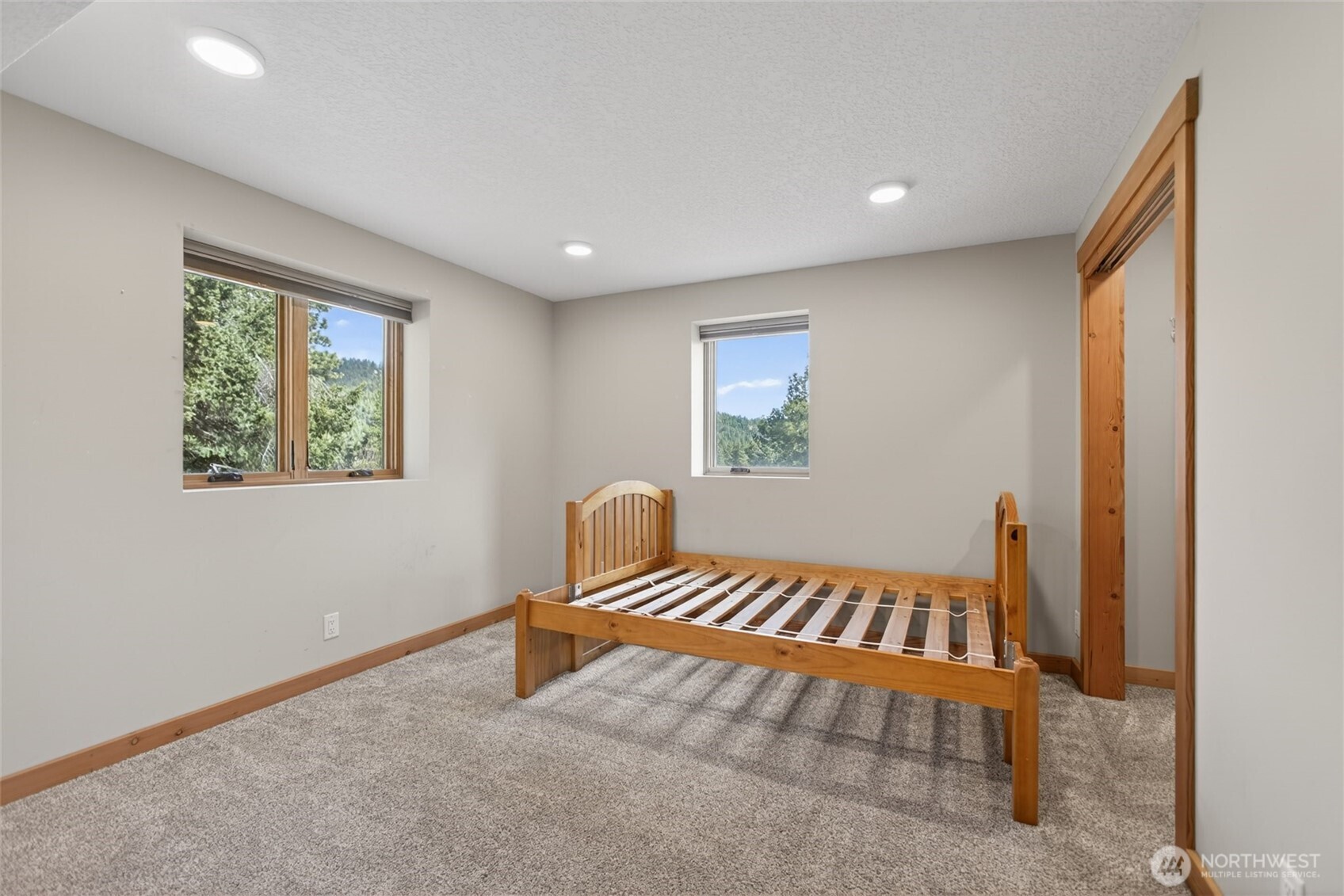 215 Lois Lane Property Photo 33