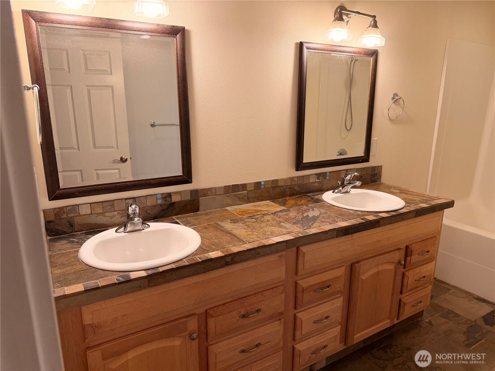 4909 Sw Old Clifton Road Property Photo 24