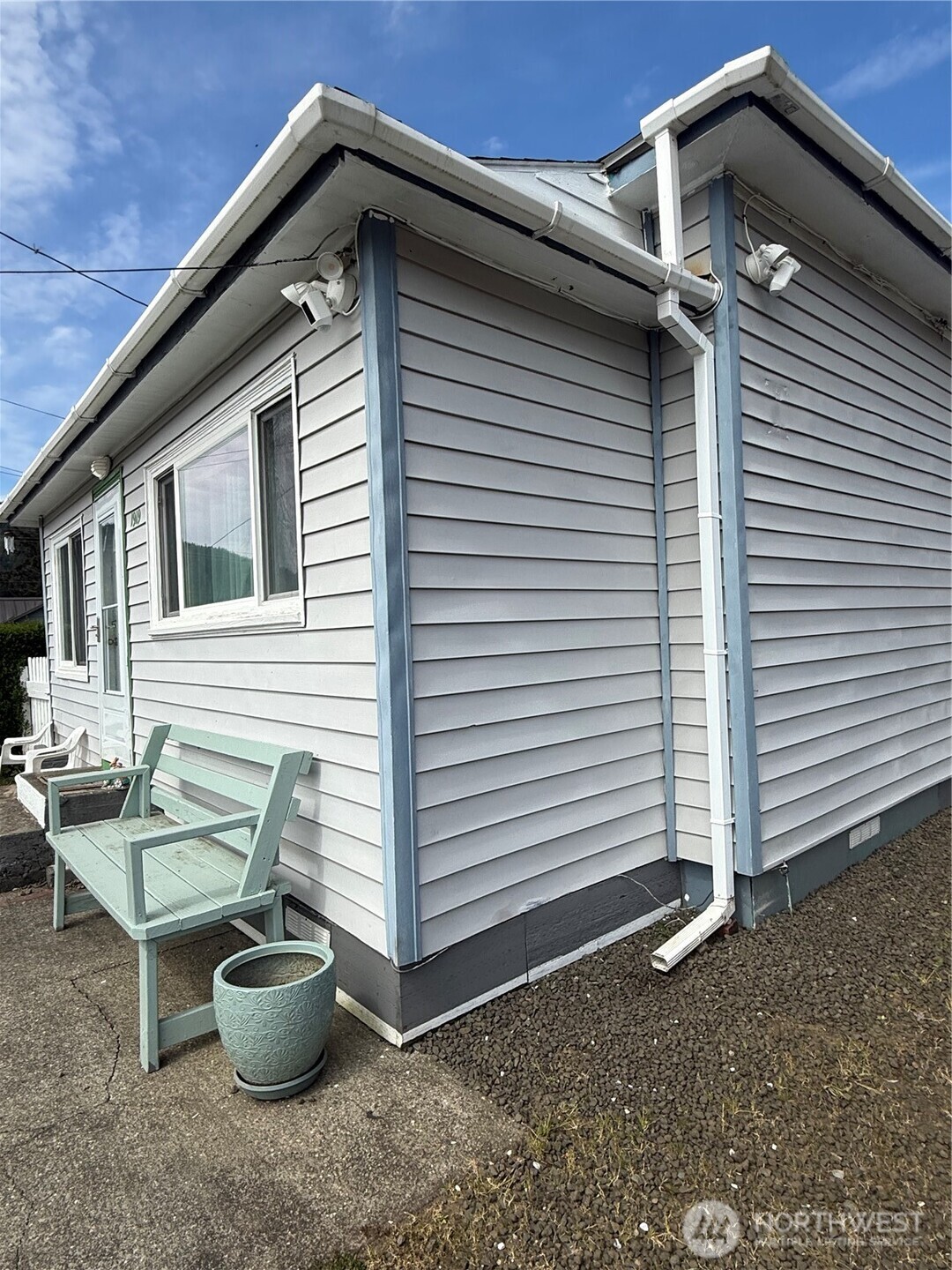 1919 Riddell Street Property Photo 4