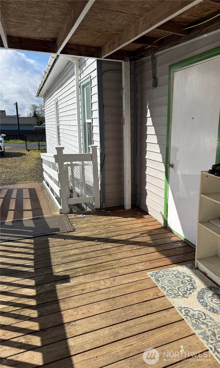 1919 Riddell Street Property Photo 15
