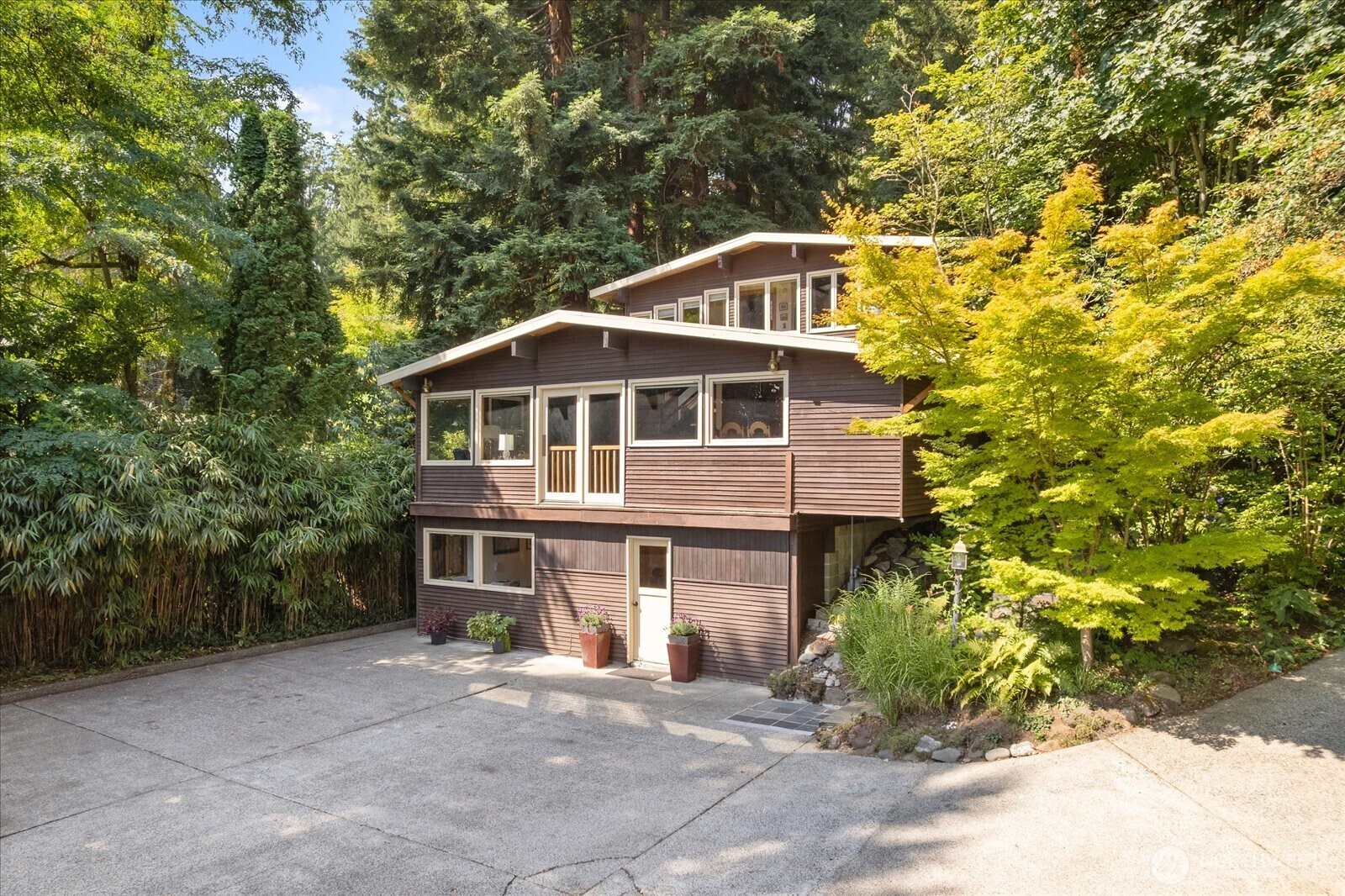 6418 E Mercer Way Property Photo 4
