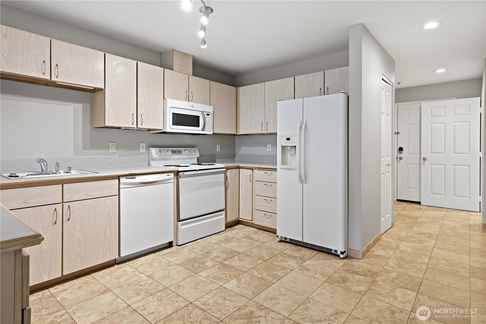 18210 73rd Avenue 201 Property Photo 6
