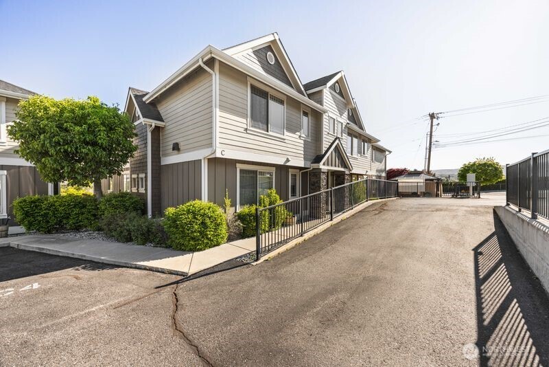 230 E Furnham Ave C3 Property Photo 33