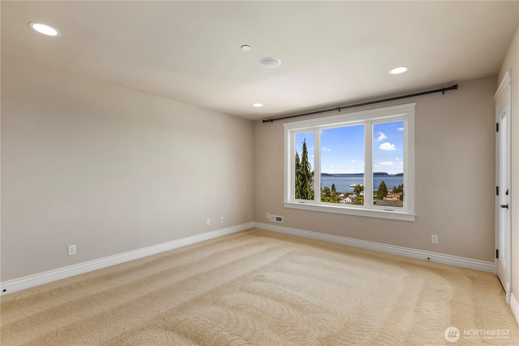 645 Cornelia Avenue Property Photo 32