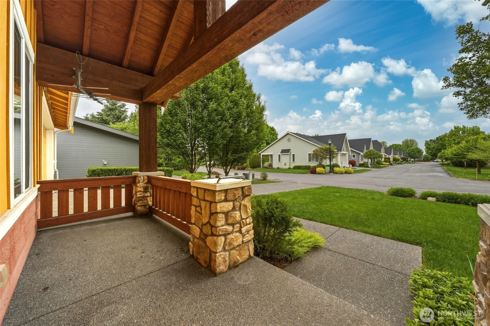 1114 Se Creekside Drive Property Photo 3