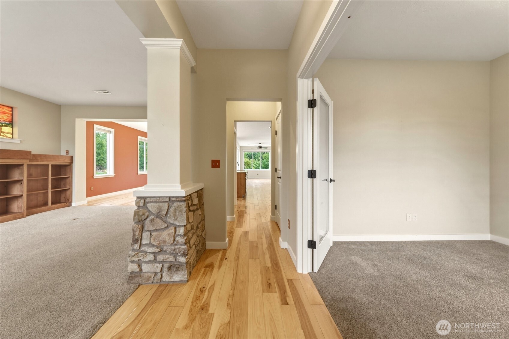 1114 Se Creekside Drive Property Photo 4