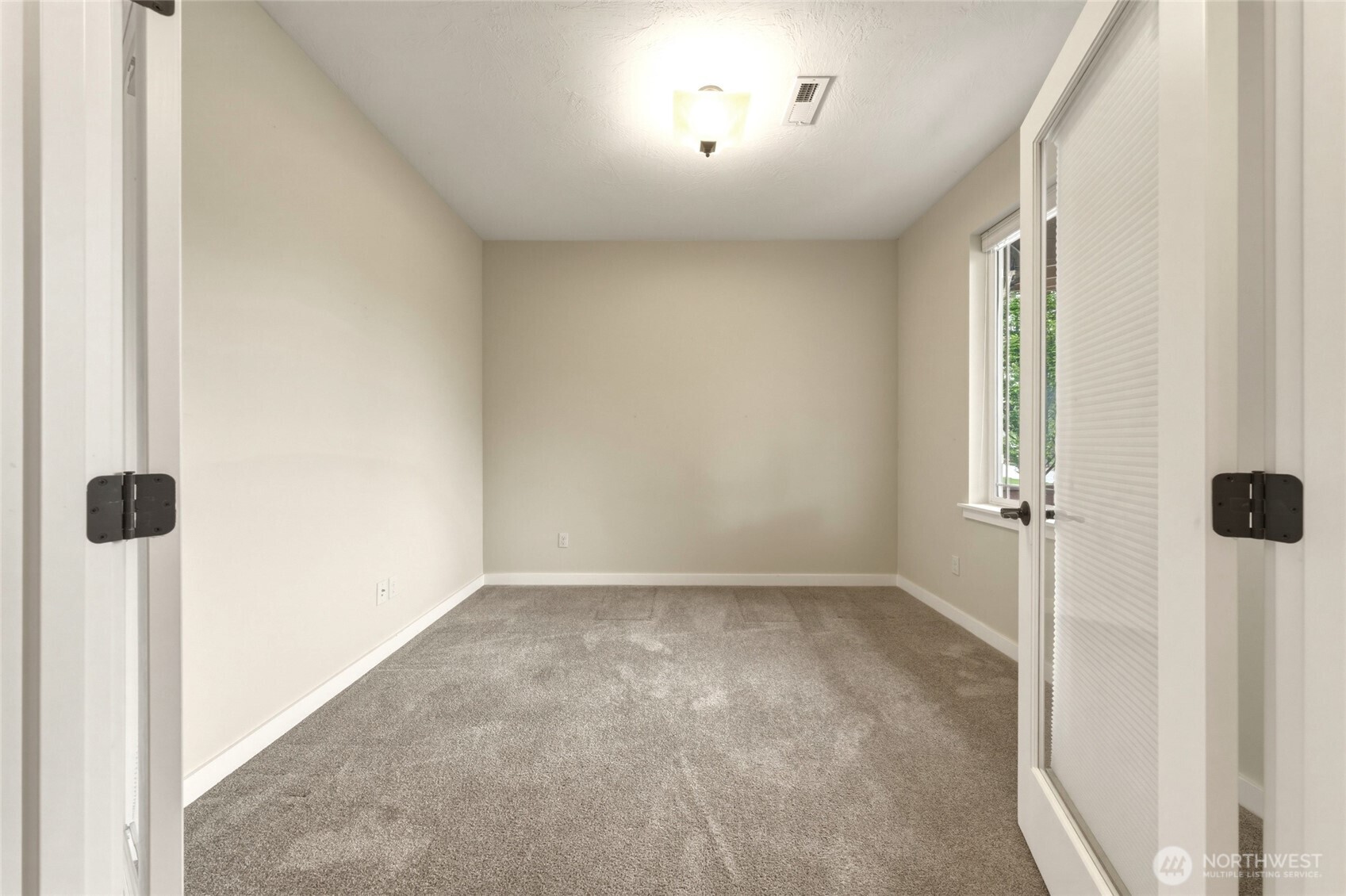 1114 Se Creekside Drive Property Photo 5