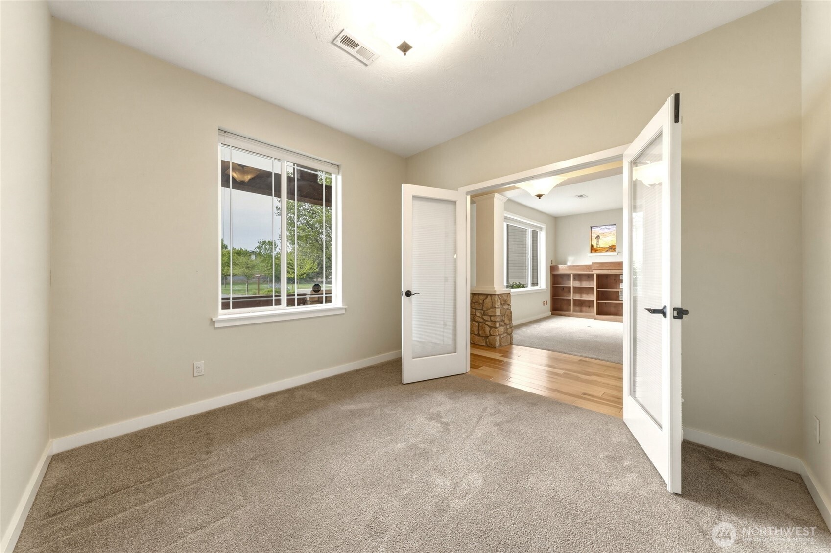 1114 Se Creekside Drive Property Photo 6