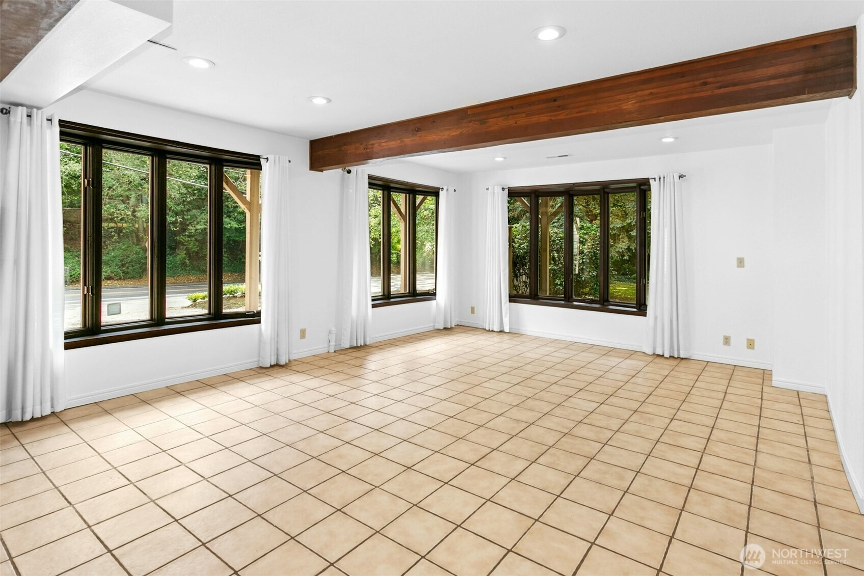 18901 61 Avenue Property Photo 12
