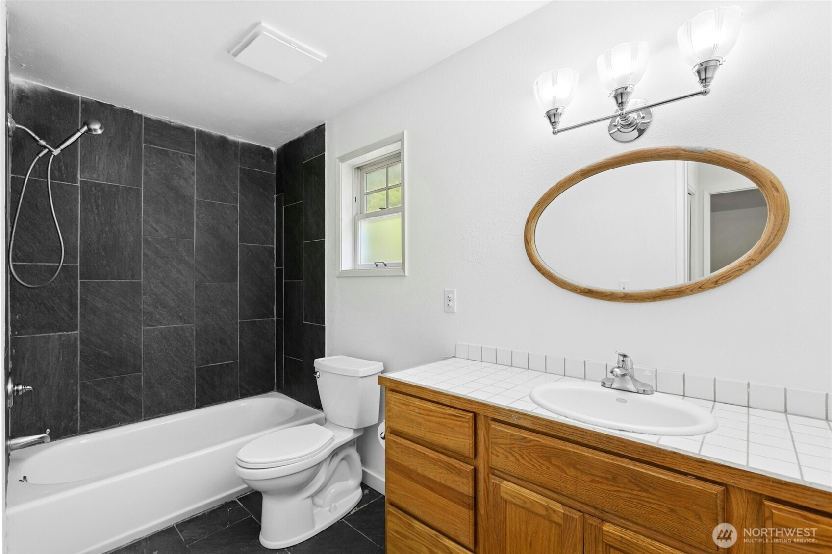 18901 61 Avenue Property Photo 23