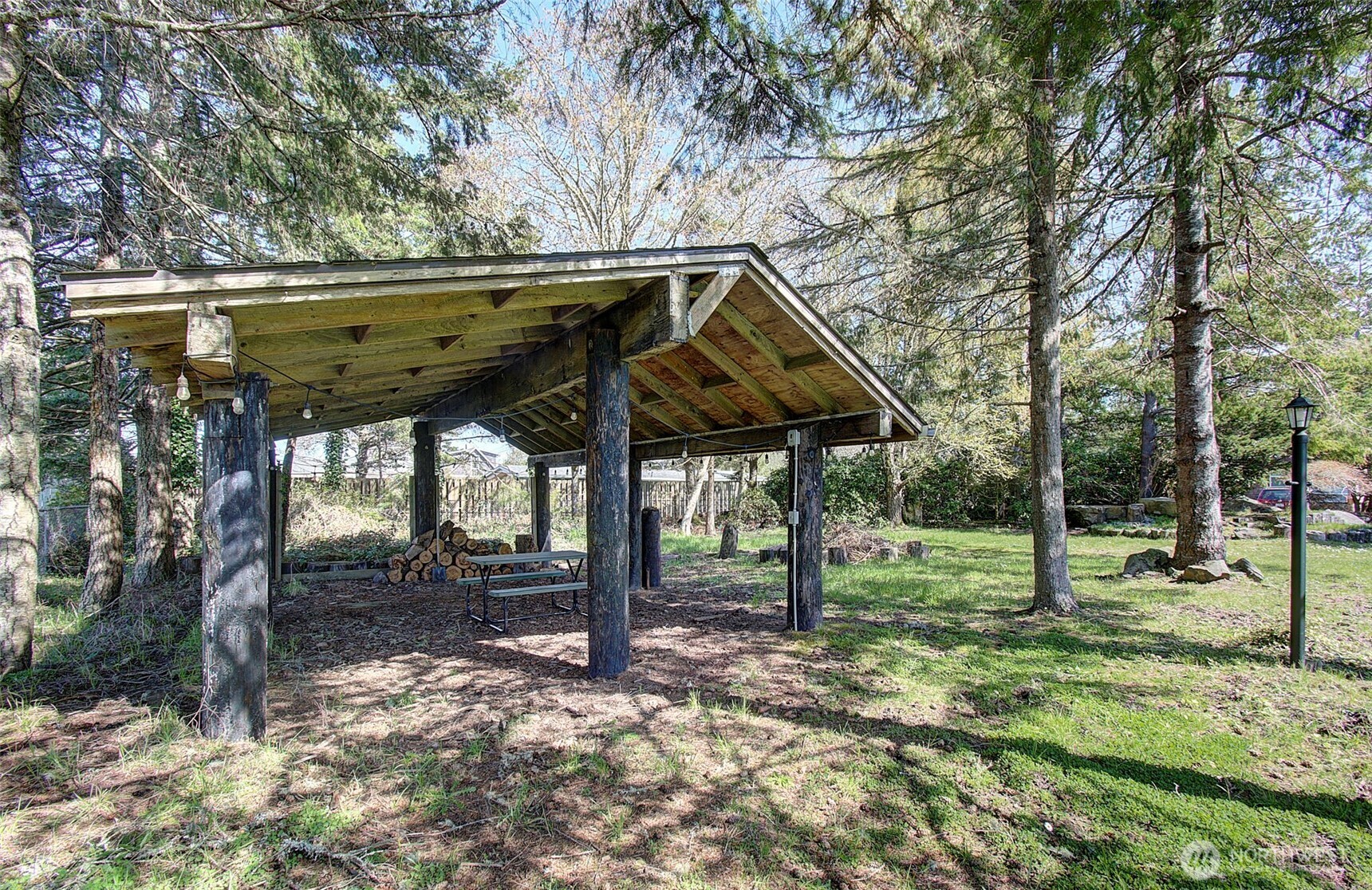 4913 N Place Property Photo 2