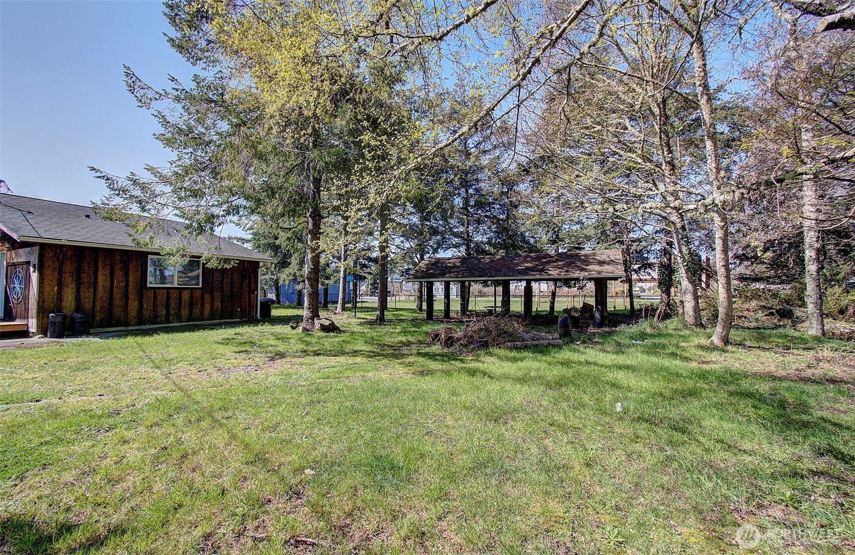 4913 N Place Property Photo 3