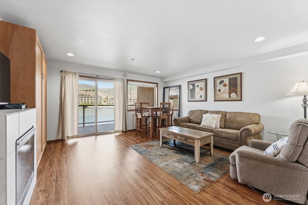322 W Woodin Avenue 621 Property Photo 4