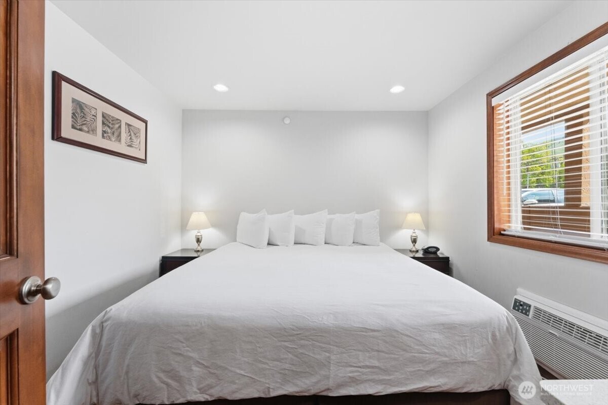 322 W Woodin Avenue 621 Property Photo 23