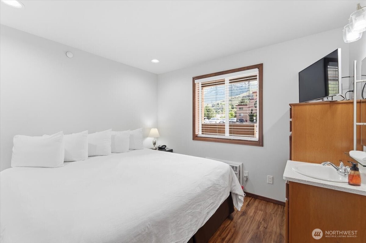 322 W Woodin Avenue 621 Property Photo 24